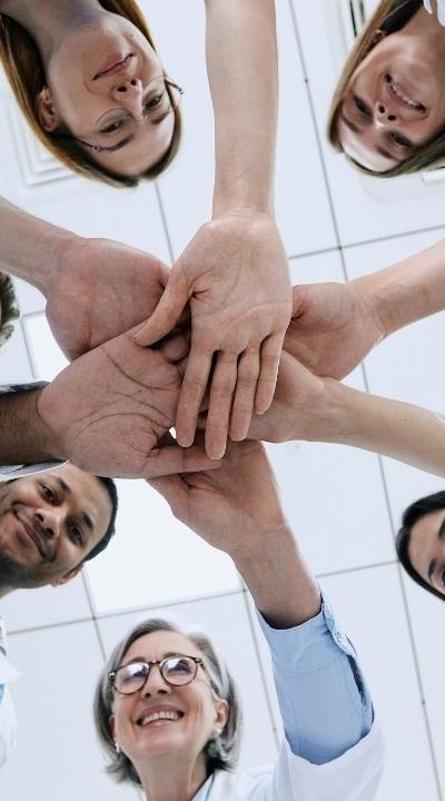 Equipo de trabajo unido en el centro de un círculo